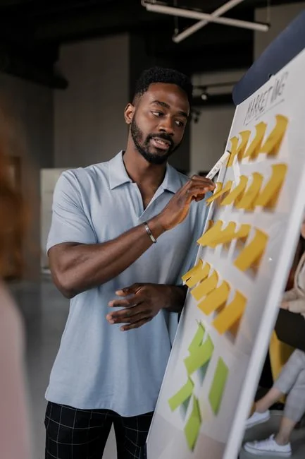 Page Facebook d'un réseau social d'entrepreneurs sur ordinateur et mobile.